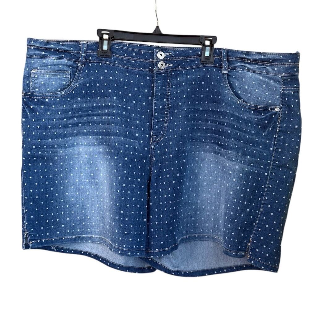 Stitch Star 5" Inseam Distressed Denim Shorts Size 24W in Blue With Star Pattern